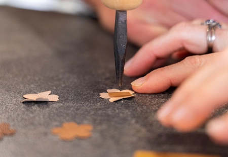 Reliure en soie, les liens de la Mémoire, apprendre à relier, cours de reliure à Caen, atelier de reliure en normandie, initiation à la reliure à Caen, faire soi-meme un carnet, créer un carnet, reliure japonaise, dorure, cuir, - Atelier de reliure à Caen