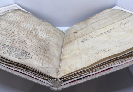 Conservation et restauration de documents de famille en Normandie - Atelier de reliure à Caen