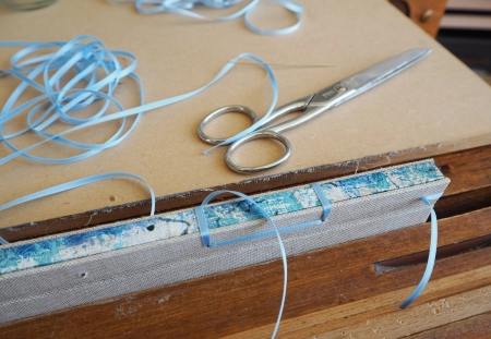 Reliure à la japonaise en conservation à Caen - Atelier de reliure à Caen